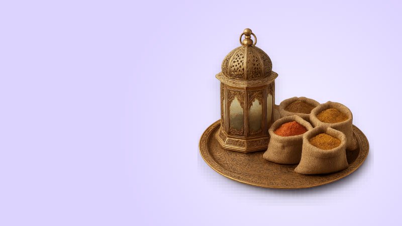 Медный фонарь, мешочки со специями и медный поднос на прилавке каирского базара