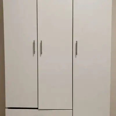 Шкаф, требует мелкого ремонта