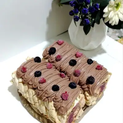Меренговый рулет с малиной и торты