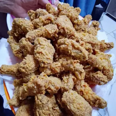 Халяльные куриные крылышки с картофелем фри