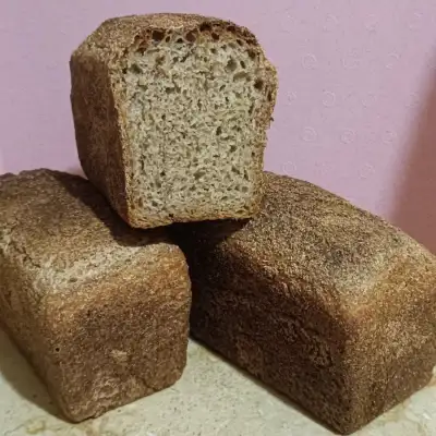 Хлеб с курицей, рулет и чёрный хлеб