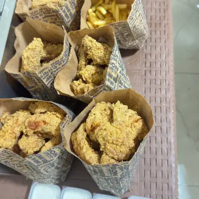 Халяльные куриные крылышки с картофелем фри