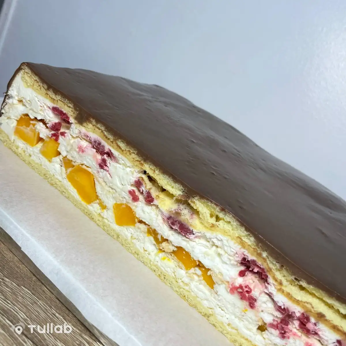 Торт с безе и фруктами
