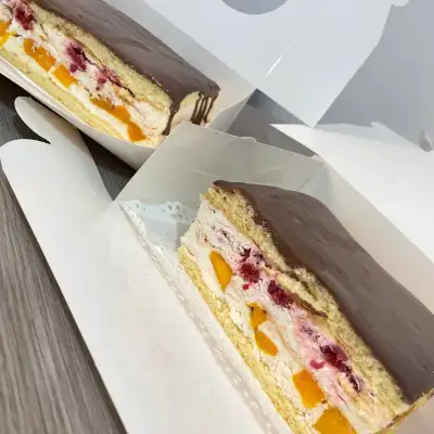 Торт с безе и фруктами