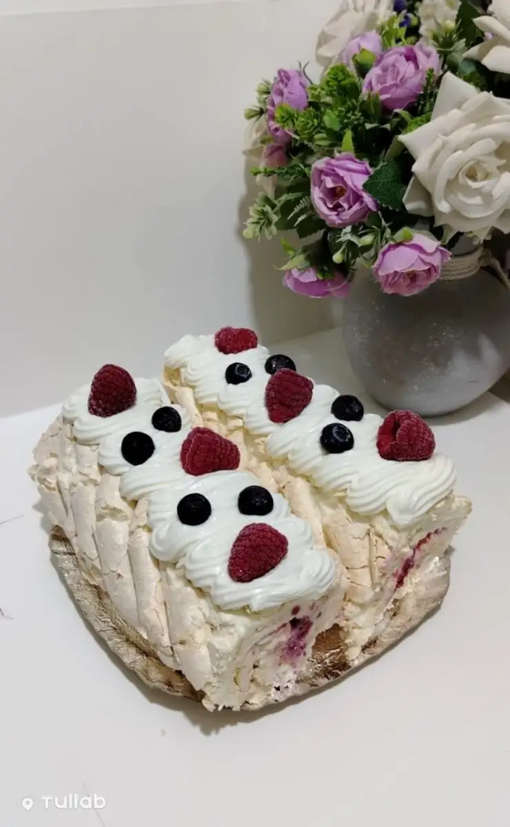 Меренговый рулет с малиной, карамельный пирог