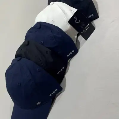 Кепки тоже есть