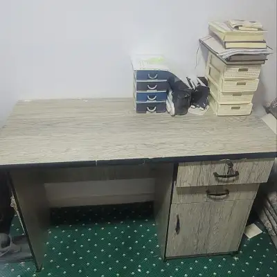 Продаются парта, шкаф и комоды