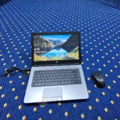 Ноутбук HP и мышка