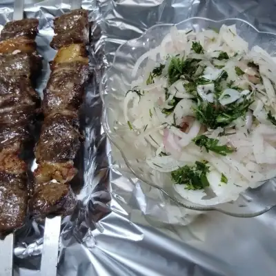 Шашлыки из свежего мяса, приготовленные на углях