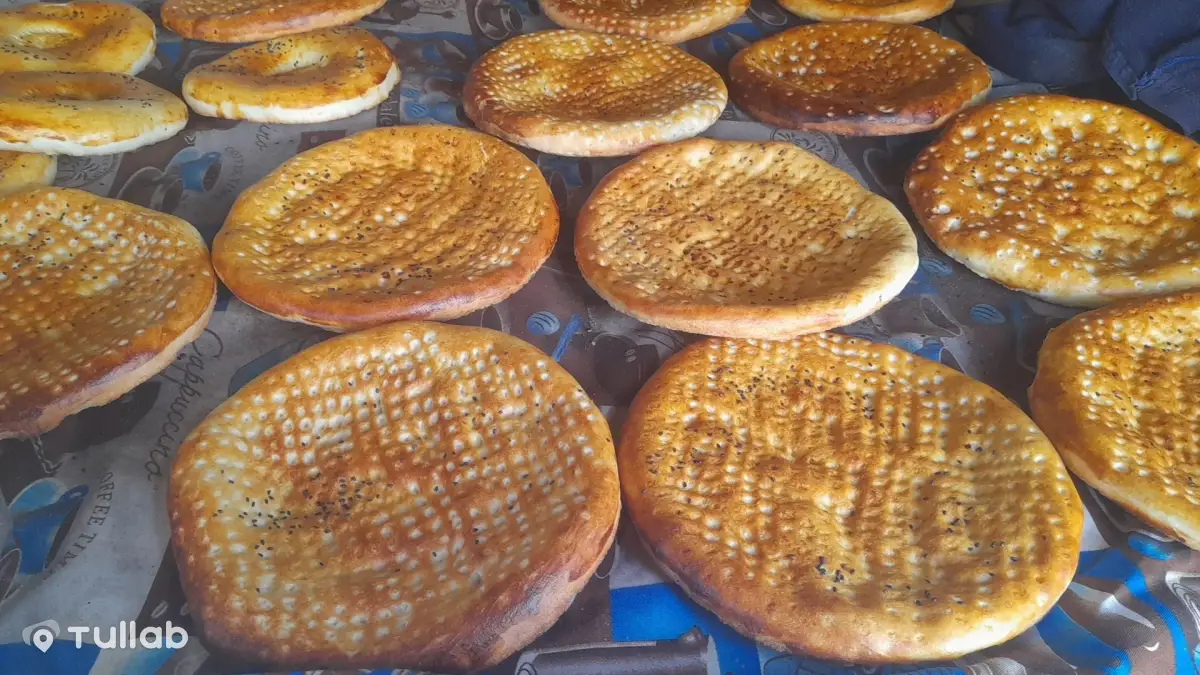 Белый и чёрный хлеб, буханки