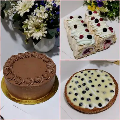 Меренговый рулет, тарт с голубикой, шоколадный торт
